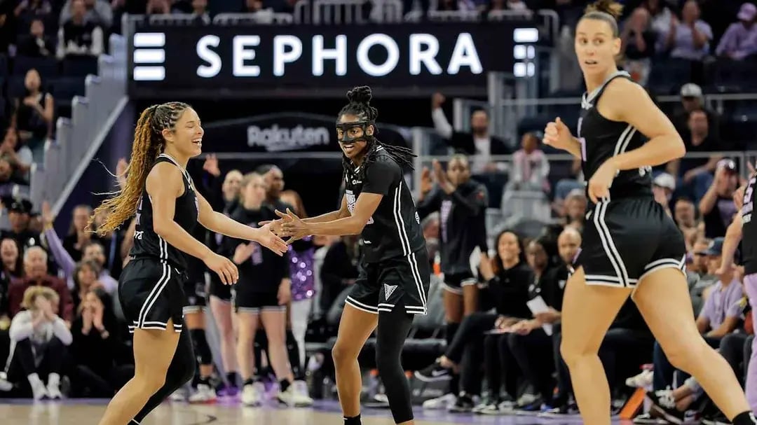 beauty-and-basketball-collide-at-ballhalla-sephora-drops-v0-PU8FGDHLc_WWtqeF1ZCrRJ0AS8ukGjCSA0maz_RglAk